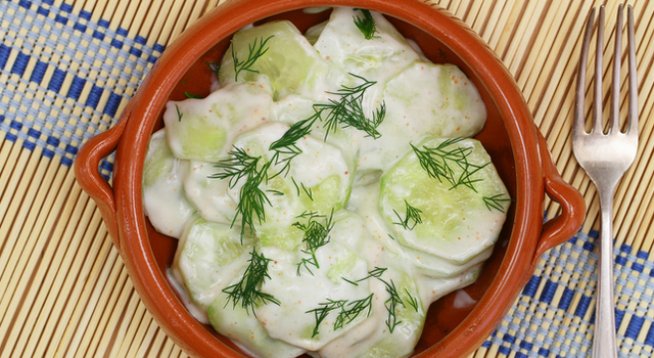 ½ чаша заквасена сметана 
2 супени лъжици пресен лимонов сок 
2 супени лъжици пресен копър 
3 краставици, обелени и нарязани на кръгове
½ чаша лук, ситно нарязан 
Сол и черен пипер на вкус 