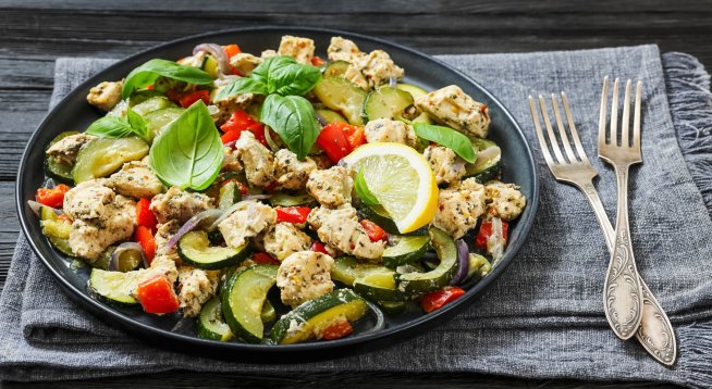 Пуешко с лимон, билки и тиквички на тиган