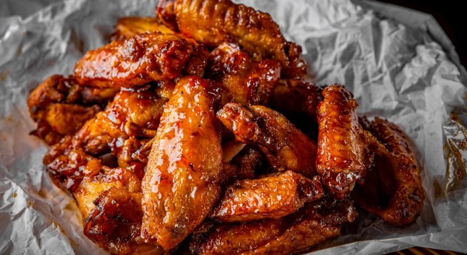 Пикантни глазирани пилешки крилца