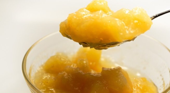 500 г ябълки
150 г захар
½ голям пакет масло
2 щипки канела
1 супена лъжица лимонов сок
1 течна ванилия