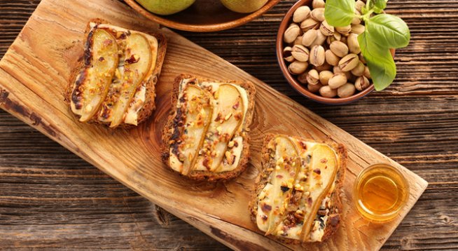 1 супена лъжица фъстъчено масло 
1 филия пълнозърнест хляб
½ круша, нарязана на слайсове
Шамфъстък за поръсване (по желание) 