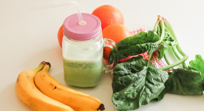 1 чаша кефир 
1 супена лъжица фъстъчено масло 
1 чаша спанак 
1 банан 
1 супена лъжица мед 