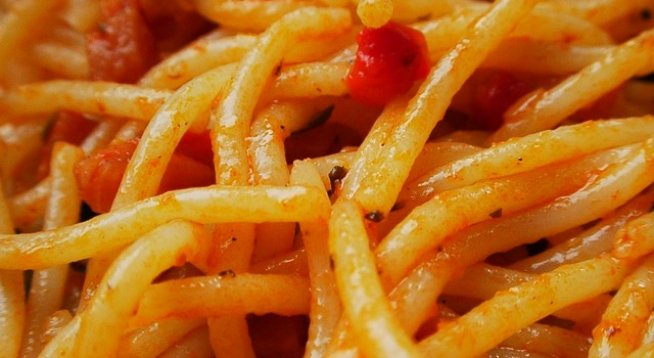 пакет спагети от 500 г
олио
сол
За соса:
1 кутийка майонеза (200 г)
1/2 кофичка кисело мляко
200 г топено сирене
1 скилидка чесън
китка пресен босилек
китка магданоз
черен пипер
сол на вкус
За поръсване:
рендосано саламурено сирене
рендосан кашкавал
