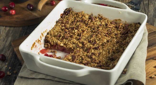 Ябълков пай с овес, круши и боровинки. Снимка: istock