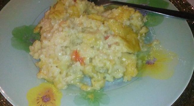 2 чаши ориз
2 кубчета телешки бульон
1 щипка сол
1 щипка черен пипер
200 г чери домати
150 г пармезан
1 връзка праз лук
олио за пържене