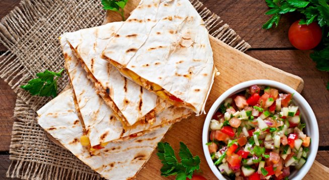 4 червени домата, нарязани
½ краставица, обелена и нарязана
1 глава лук, ситно нарязан
1 прясна люта чушка
4 супени лъжици пресен кориандър 
Сокът от 1 лайм