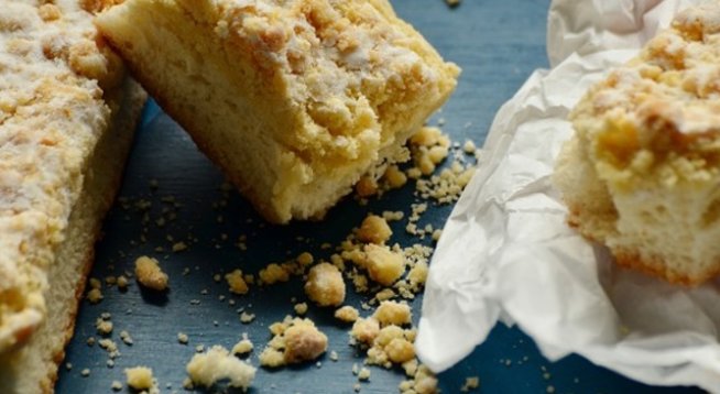 6 яйца
6 големи ябълки
½ чаша масло
1 и ½ чаши захар
3 чаши брашно
1 бакпулвер
½ чаша смлени орехи
10 г канела
пудра захар за поръсване
1 ванилия