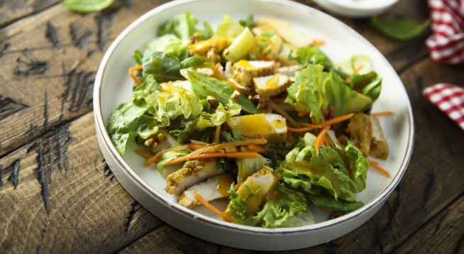 Азиатска салата с пиле, манго и авокадо