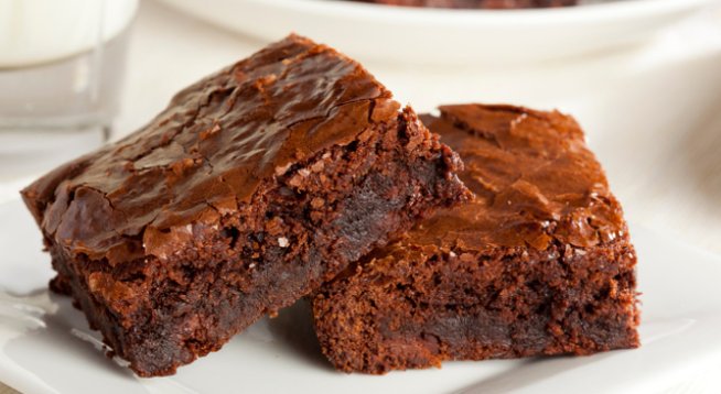 2 чаши бяла захар
1 чаша масло
½ чаша какао на прах
1 чаена лъжичка ванилов екстракт
4 яйца
1 и ½ чаши брашно
½ чаена лъжичка бакпулвер
½ чаена лъжичка сол
½ чаша орехи (смлени)