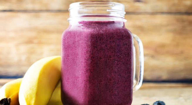 1 чаша пресни или замразени боровинки
1 банан
½ чаша бадемово мляко
1 супена лъжица бадемово масло 
вода за разреждане
мента за декорация 