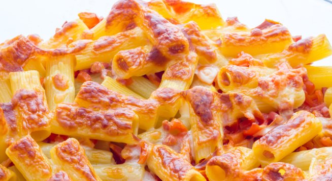 1 пакет макарони (500 г)
200 г пилешки гърди
1 глава кромид лук
300 г сирене
1 чаша кисело мляко
3-4 яйца (в зависимост от големината)
50 г масло
1 щипка сол
1 щипка черен пипер