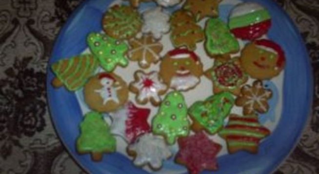 2 яйца 
1 ч. ч. захар 
2 с. л. мед 
2 к. л. сода 
600 г брашно 
2 ванилии 
1/2 канела