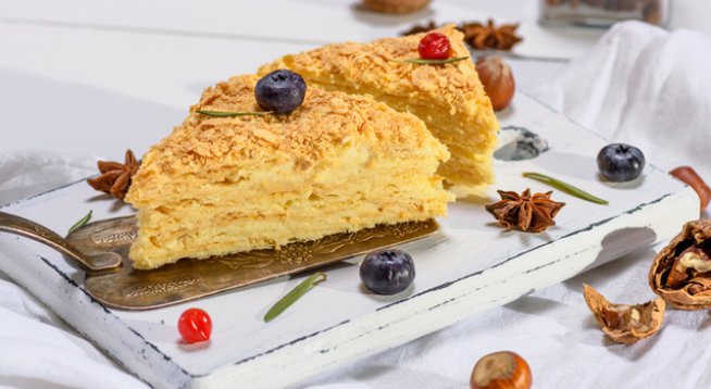 800 г Бисквити „Сълзица“
1 л мляко
4 яйца
150 г масло
100 г захар
5-6 с.л. брашно или нишесте
1 пакетче ванилова захар