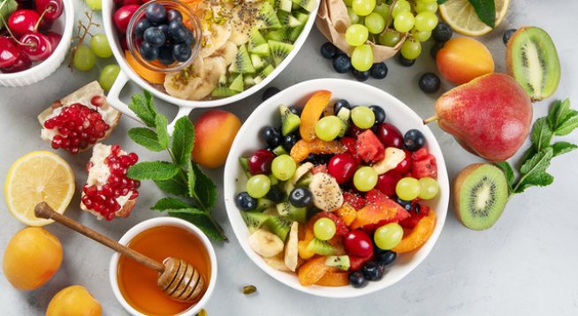 1 пресен ананас, почистен и нарязан
½ пъпеш, нарязан
2 праскови, нарязани
3 сини сливи, нарязани на половини
2 банана, нарязани
2 портокала, нарязани
2 бр. киви, нарязани
2 пресни кайсии, нарязани
10 бр. череши без костилки 
15 зърна грозде
7 ягоди
