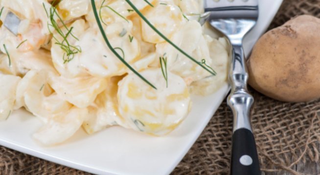 700 г обикновени картофи
700 г червени картофи
3-4 супени лъжици дижонска горчица
няколко стръка магданоз и мащерка
2 скилидки чесън
1 малка глава лук
сол, черен пипер
оцет, зехтин