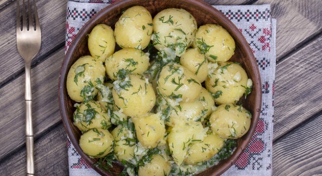 1 и 1/2 кг пресни картофи
4 скилидки чесън или 4-5 стръка пресен чесън
3-4 супени лъжици масло
няколко стръка пресни копър и магданоз
сол и черен пипер на вкус