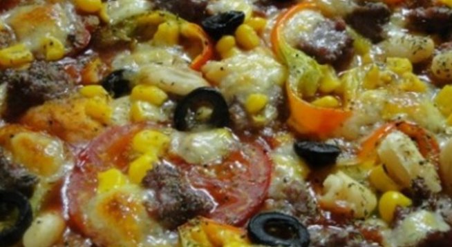 Продукти:
10 г прясна мая
150 мл вода, топличка
300 г брашно
1 ч. л. сол
1/2 ч. л. захар
1-2 с. л. зехтин за намазване на тавата
5-6 с. л. доматено пюре
царевица от консерва
боб от консерва
1 домат, нарязан на шайби
150 г телешка кайма, предварително овкусена с черен пипер, сол, кимион, червен пипер, сух магданоз
1 чушка зелена или червена
75 грама кашкавал
4-5 маслини, обезкостилкостени, нарязани
черен пипер