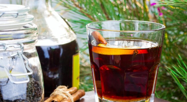 50 мл тъмен ром

1 чаша черен чай

½ щипка канела

¼ щипка индийско орехче

2 бр. зърна от карамфил

1 чаена лъжица боров мед

2-3 резена портокал