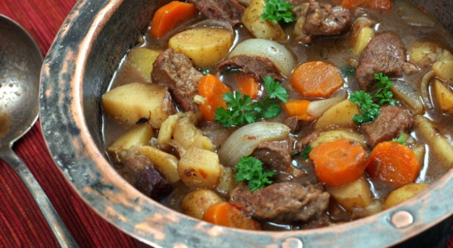 1 кг агнешко месо
сол и черен пипер на вкус
1 супена лъжица олио
1 глава лук, нарязан
1 супена лъжица масло
2 супени лъжици брашно
3 чаши бульон, разтворен
½ чаена лъжичка розмарин
2 моркова, нарязани
2 стръка целина, нарязани
1 и ½ килограма пресни картофи, нарязани
¼ чаша пресен лук, нарязан