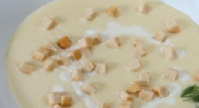 1/2 кг обелени картофи,
1/2 л пр. мляко,
1 пакетче масло,
2 жълтъка,
пилешки бульон”Галина Бланка”,
черен пипер,
3 филии хляб, нарязани на малки кубчета