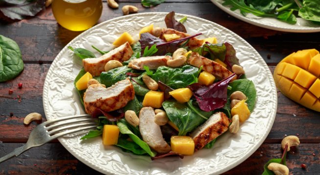 2 бр. пилешки гърди филе
Сол и черен пипер на вкус
2 скилидки чесън, пресован
2 супени лъжици зехтин
2 супени лъжици балсамов оцет
200 г пресен спанак
1 манго, обелено и нарязано
2 супени лъжици кашу