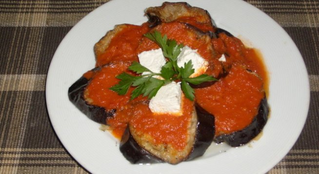 5 патладжана
брашно за овалването 
150 г сирене
За соса: 
1 кг домати
1 консерва белени домати
2 глави лук
7 скилидки чесън
няколко стръка магданоз и босилек
сол, черен пипер
