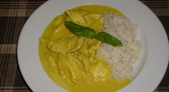 800 г пилешко филе
350-400 г ориз
4 чаши зеленчуков бульон за варене на ориза
сол, черен пипер
400 мл течна сметана
1 кафена лъжичка къри