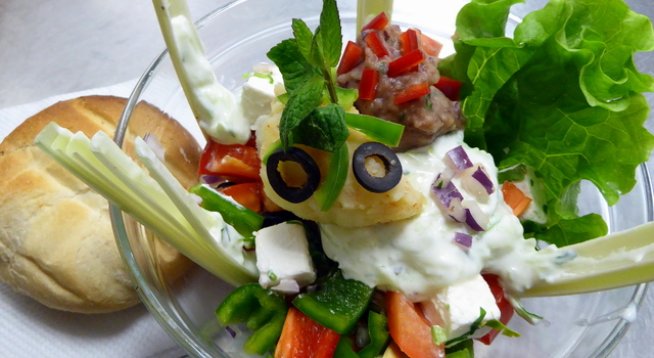 червена и зелена чушка
краставица
зелена салата
стръкове праз лук
бобена салца с маслини
варени картофи
магданоз