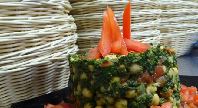 100 г нахут
100 г спанак
4 домата
сол, черен пипер