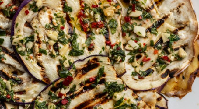 4 малки патладжана, нарязани тънко
сол и черен пипер на вкус
3 супени лъжици зехтин екстра върджин
½ връзка пресен магданоз, нарязан ситно
½ връзка пресен босилек, нарязан ситно
6 листа градински чай, нарязан
3 скилидки чесън, пресован
5 супени лъжици оцет