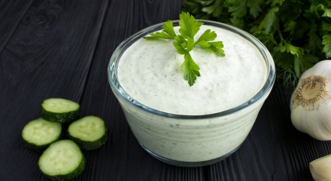 1/2 ч.ч. майонеза
1/3 ч.ч. пълномаслено консервирано кокосово мляко 
1 чаена лъжичка сушен магданоз
½ чаена лъжичка сушен копър
½ чаена лъжичка чесън на прах
½ чаена лъжичка лук на прах
сол и черен пипер на вкус