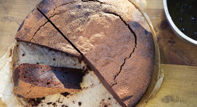 Фантастична торта с шоколад и лешници без брашно