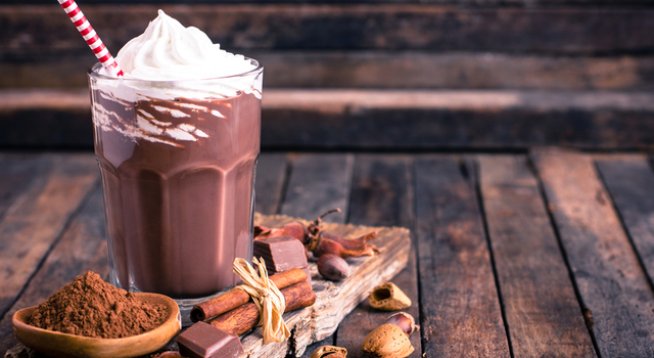3 чаши мляко
3 супени лъжици натурално какао
захар на вкус
2-3 супени лъжици фъстъчено масло
80 г начупен шоколад по ваш избор