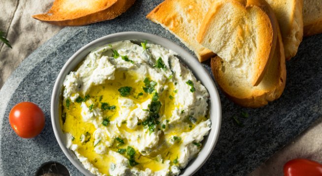 250 г крема сирене
100 г синьо сирене по ваш вкус
100 г фета сирене
1 скилидка чесън
черен пипер на вкус
3 с.л. зехтин
2-3 мариновани люти чушки пеперончини или други по ваш избор, без семки
1 с.л. от маринатата на лютите чушки