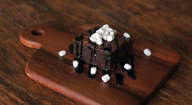 Лепкав шоколадов сладкиш с маршмелоу