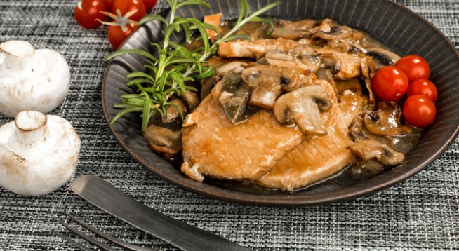 4 бр. свински котлети
Сол и черен пипер на вкус
1 скилидка чесън, пресована
1 глава лук, нарязана
230 г гъби, нарязани
200 г сметана за готвене