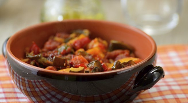 1 чаена чаша картофи
½ чаша чушки
½ чаша моркови
½ чаша грах
¼ чаша ряпа
¼ чаша репички
¼ чаша домати
¼ чаша зелен фасул
¼ чаша карфиол
¼ чаша зеле
1 чаена лъжичка куркума
1 чаена лъжичка червен лют пипер
½ чаена лъжичка сол
1 супена лъжица зехтин
½ чаша вода