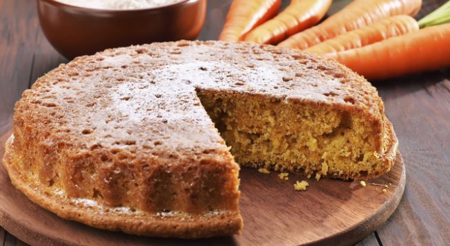 300 г моркови
125 г захар
80 г счукани орехови ядки
150 г брашно
120 г меко масло
1 яйце
настърганата кора на 1-2 мандарини
1 пакетче суха мая
щипка сол