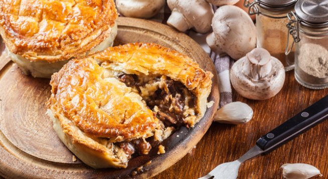 25 г масло
225 г гъби на половини
Сол и черен пипер на вкус
250 г маскарпоне или крема сирене
150 мл прясно мляко
½ супена лъжица горчица
500 г сварено пилешко филе, накъсано
3 супени лъжици див лук, нарязан
300 г бутертесто
2 скилидки чесън, пресовани