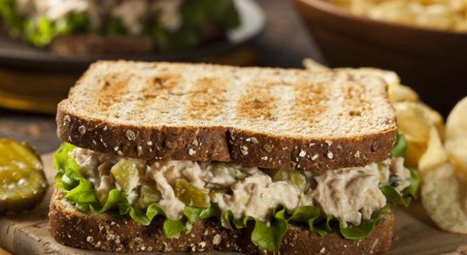 250 г крема сирене
200 г риба тон от консерва, отцедена 
2 супени лъжици майонеза
5-6 чери доматки
сол, черен пипер на вкус