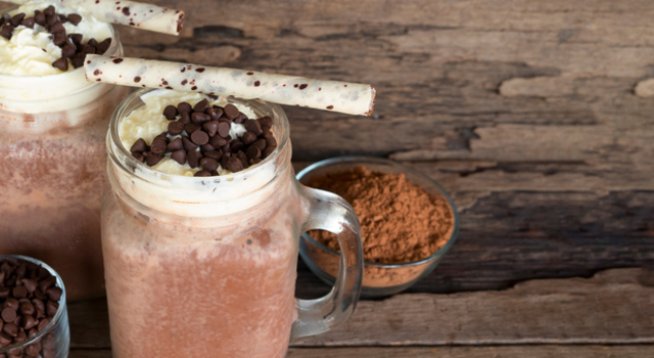 4 топки ванилов сладолед 
¼ чаша прясно мляко 
¼ чаша шоколадов сироп 
1 капка ментов екстракт 