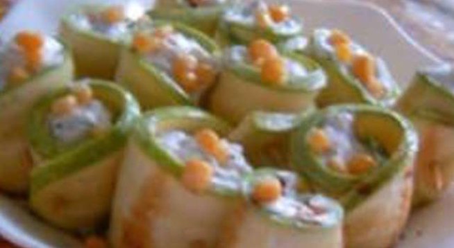 Необходими продукти:
3 тиквички с отрязани краища
по около 3-4 супени лъжици зехтин и оцет Балсамико и малко сол (за овкусяване)
175 г крема сирене
прясно изстискан лимонов сок
шепа пресни листа босилек, нарязани на ситно
50 кедрови ядки / орехови ядки, препечени*
черен пипер (по желание)
царевица (по желание)