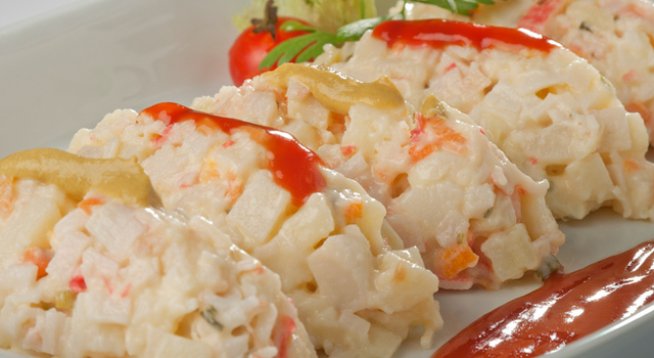 2 кг картофи
2 моркова
1/2 целина корен
няколко стръка магданоз
1 глава лук
2-3 кисели краставички
2 яйца
100 г кисело мляко или заквасена сметана
1 кисело-сладка ябълка
1 супена лъжица горчица
сол и черен пипер на вкус