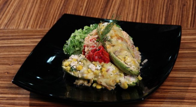 1 тиквичка
30 г сирене
30 г царевица (консерва)
1 яйце
30 г ориз
печена чушка
копър
30 г кашкавал
20 г червен лук
зелена салата за украса