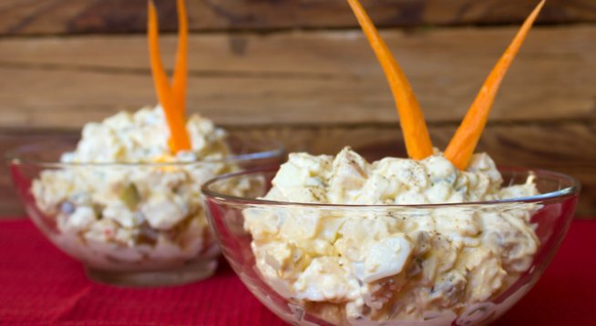 4 чаши варено пилешко, нарязано на едри парчета
1 чаша майонеза "Краси"
1 чаена лъжичка червен пипер
1 и ½ чаши сушени боровинки
1 чаша целина, нарязана на кръгчета 
2 стръка пресен лук, нарязан
½ чаши зелена чушка, нарязана
1 чаша смлени орехи
1 чаена лъжичка сол
1 чаена лъжичка черен пипер