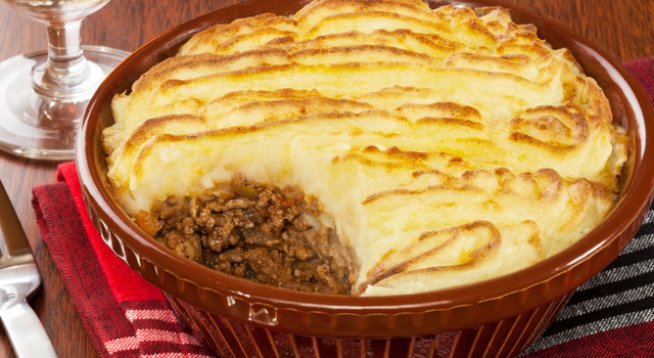 4 големи картофа, обелени и нарязани на кубчета
1 супена лъжица масло
1 глава кромид лук + 1 супена лъжица ситно нарязан
¼ чаша настърган кашкавал
сол и черен пипер на вкус
5 моркова, ситно настъргани
1 супена лъжица олио
500 г постно говеждо месо
2 супени лъжици брашно
1 супена лъжица кетчуп
¾ чаша говежди бульон