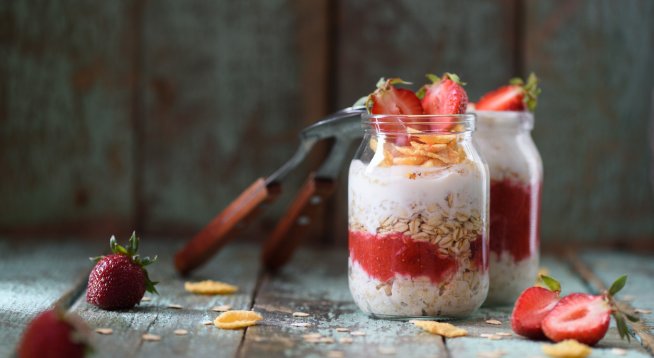 Овесени ядки с ягоди и кисело мляко