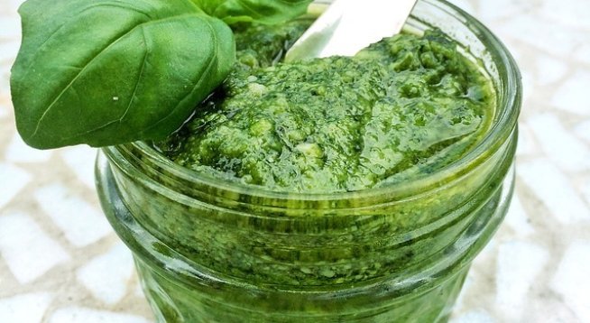 2 чаши свеж босилек
1/4 чаша печени, белени фъстъци, неосолени
3-4 скилидки чесън
сухо чили
3 ч.л. сусамово олио
1 и 1/2 ч.л. оризов оцет или обикновен
1 ч.л. соев сос
1 ч.л. сок от лайм