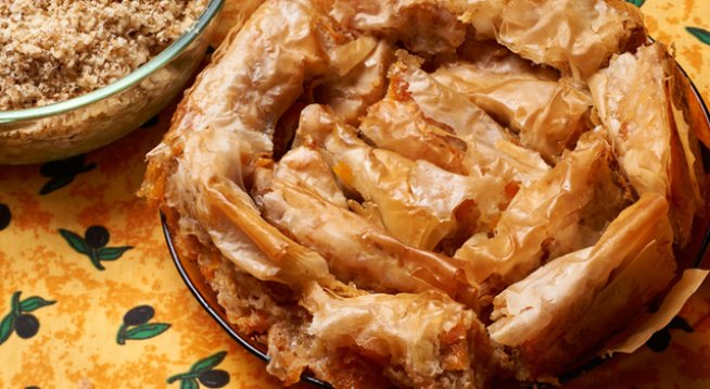 1 пакет кори за баница
2 кг тиква
3 чаени чаши захар
1 чаена чаша олио
1 супена лъжица канела
2 чаени чаши орехи, счукани