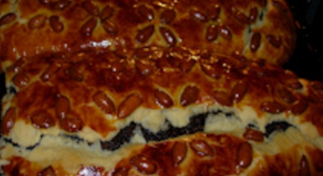 За тестото: 
около 1 кг брашно 
1 кубче мая 
300 мл затоплено прясно мляко 
1 чаена чаша захар 
6 яйца 
250 г краве масло 
кората на 1 лимон и 5 пакетчета ванилия

За плънката: 
3 белтъка, разбити на сняг с 1 чаша захар 
1 чаша смлени орехи или бадеми 
2-3 лъжици какао 
Жълтъците използвате за намазване на рулата.